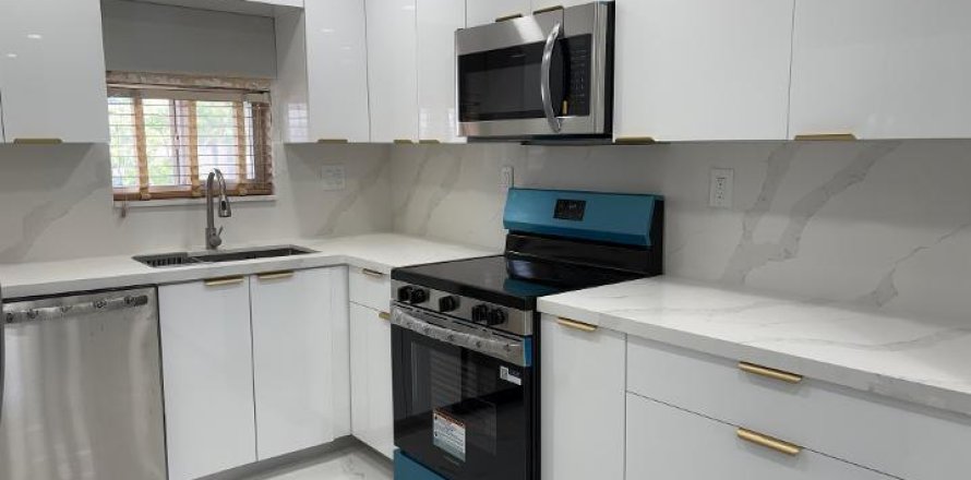 Condo in Pembroke Pines, Florida, 2 bedrooms  № 2372023