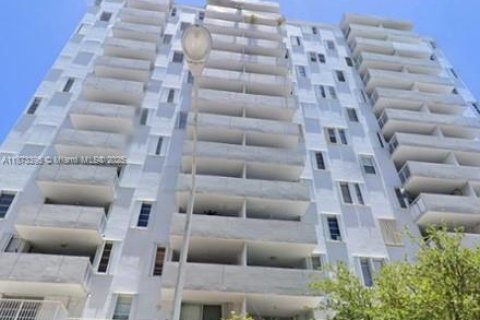 Copropriété à louer à Miami Beach, Floride: 2 chambres, 76.18 m2 № 1898286 - photo 1