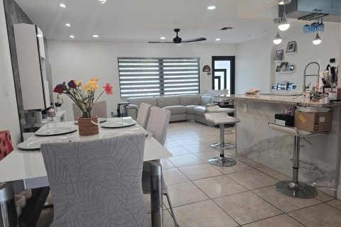 Купить виллу или дом в Корал-Спрингс, Флорида 3 комнаты, 167.97м2, № 2085151 - фото 17