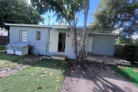 Casa en alquiler en North Miami, Florida, 3 dormitorios, 116.13 m2 № 2010658 - foto 2