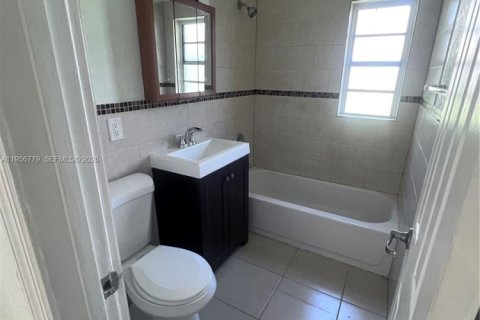 Casa en alquiler en North Miami, Florida, 3 dormitorios, 116.13 m2 № 2010658 - foto 5