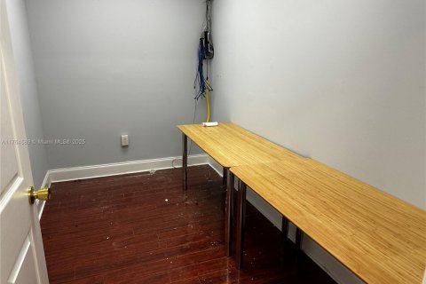 Commercial property in Hollywood, Florida № 1985615 - photo 9