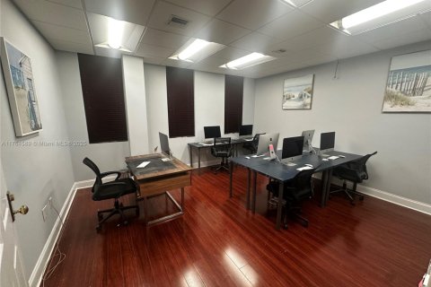 Commercial property in Hollywood, Florida № 1985615 - photo 2