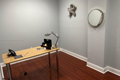 Commercial property in Hollywood, Florida № 1985615 - photo 14