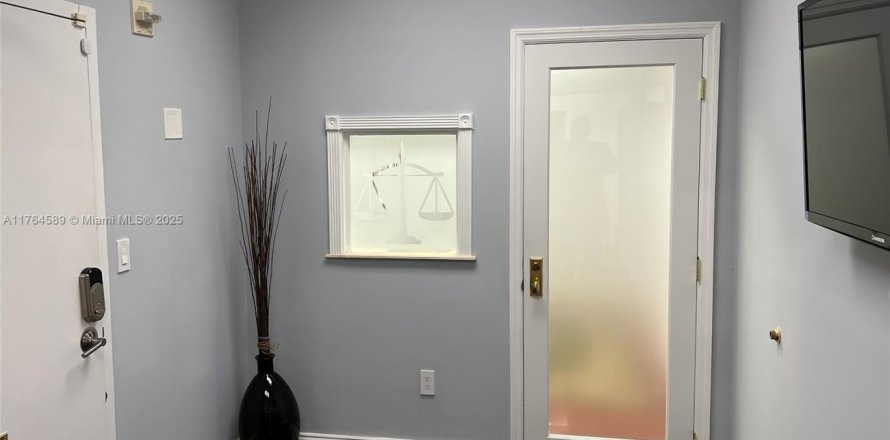 Commercial property in Hollywood, Florida № 1985615