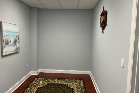 Commercial property in Hollywood, Florida № 1985615 - photo 17