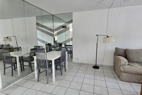 Condo in Fort Lauderdale, Florida, 1 bedroom  № 2246152 - photo 2