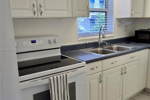 Condo in Fort Lauderdale, Florida, 1 bedroom  № 2246152 - photo 4