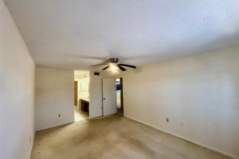 Condo in Leesburg, Florida, 2 bedrooms № 2234454 - photo 15