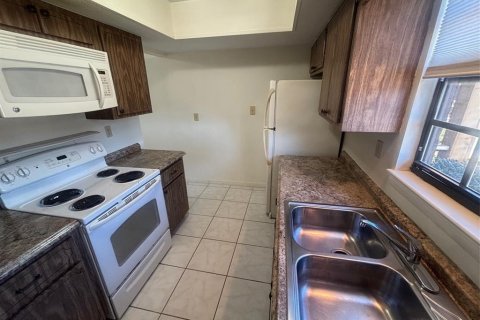 Condo in Leesburg, Florida, 2 bedrooms № 2234454 - photo 3