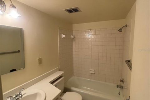 Condo in Leesburg, Florida, 2 bedrooms № 2234454 - photo 13