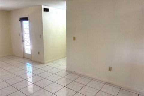 Condo in Leesburg, Florida, 2 bedrooms № 2234454 - photo 6