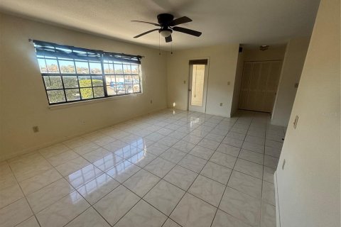 Condo in Leesburg, Florida, 2 bedrooms № 2234454 - photo 9