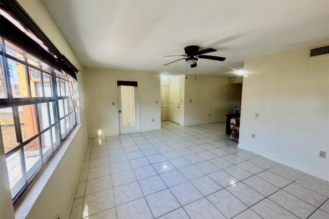 Condo in Leesburg, Florida, 2 bedrooms № 2234454 - photo 10