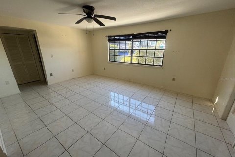 Condo in Leesburg, Florida, 2 bedrooms № 2234454 - photo 11