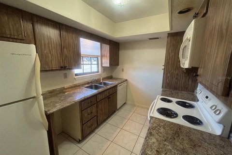 Condo in Leesburg, Florida, 2 bedrooms № 2234454 - photo 4