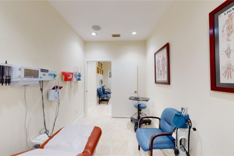 Commercial property in Hialeah, Florida № 1867902 - photo 14