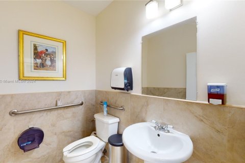 Commercial property in Hialeah, Florida № 1867902 - photo 8