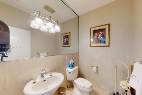 Commercial property in Hialeah, Florida № 1867902 - photo 28