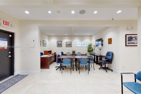Commercial property in Hialeah, Florida № 1867902 - photo 17