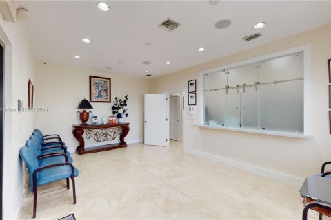 Commercial property in Hialeah, Florida № 1867902 - photo 4