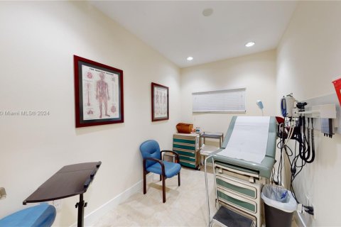 Commercial property in Hialeah, Florida № 1867902 - photo 11