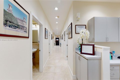 Commercial property in Hialeah, Florida № 1867902 - photo 5