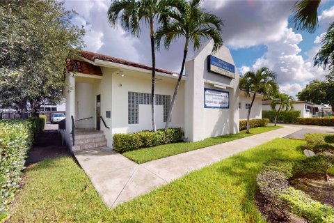 Commercial property in Hialeah, Florida № 1867902 - photo 2