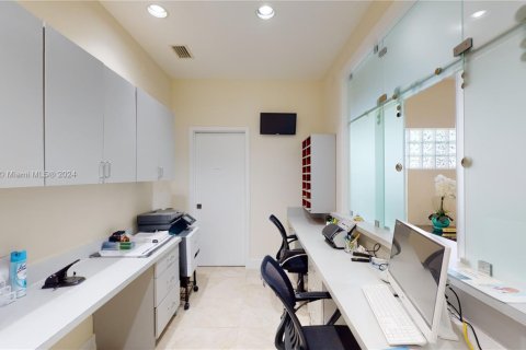 Commercial property in Hialeah, Florida № 1867902 - photo 6