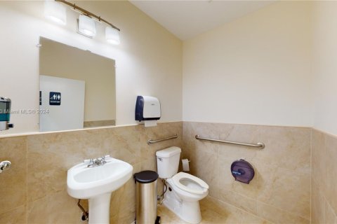 Commercial property in Hialeah, Florida № 1867902 - photo 12