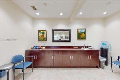 Commercial property in Hialeah, Florida № 1867902 - photo 21
