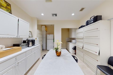 Commercial property in Hialeah, Florida № 1867902 - photo 23