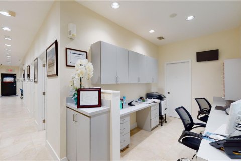 Commercial property in Hialeah, Florida № 1867902 - photo 7