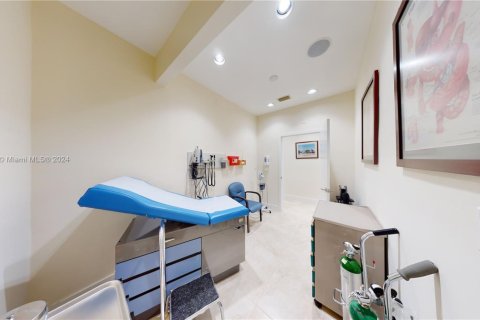 Commercial property in Hialeah, Florida № 1867902 - photo 10