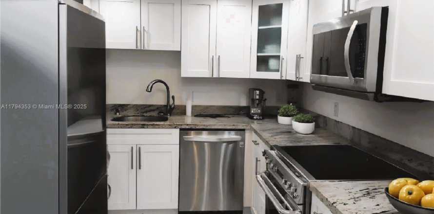 Condominio en Miami Beach, Florida, 2 dormitorios  № 1713096