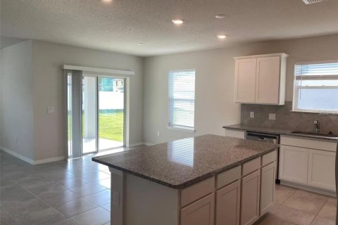 House in SUMMERS CAY in Thonotosassa, Florida 3 bedrooms, 171.31 sq.m. № 2198464 - photo 6