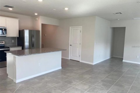 House in SUMMERS CAY in Thonotosassa, Florida 3 bedrooms, 171.31 sq.m. № 2198464 - photo 4