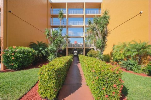 Купить кондоминиум в Форт Майерс, Флорида 1 спальня, 78.04м2, № 2003361 - фото 5