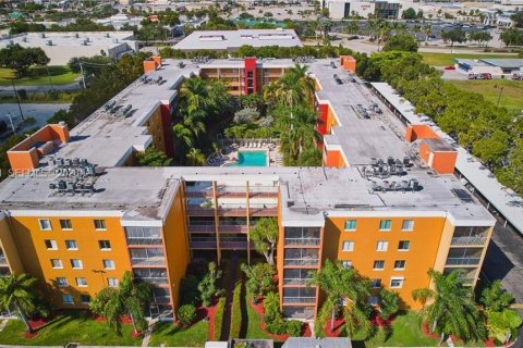 Купить кондоминиум в Форт Майерс, Флорида 1 спальня, 78.04м2, № 2003361 - фото 2