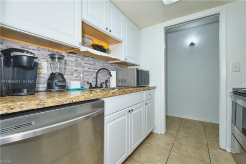 Купить кондоминиум в Форт Майерс, Флорида 1 спальня, 78.04м2, № 2003361 - фото 10