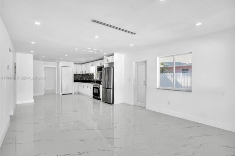 Villa ou maison à louer à Miami, Floride: 3 chambres, 144.37 m2 № 1995527 - photo 5