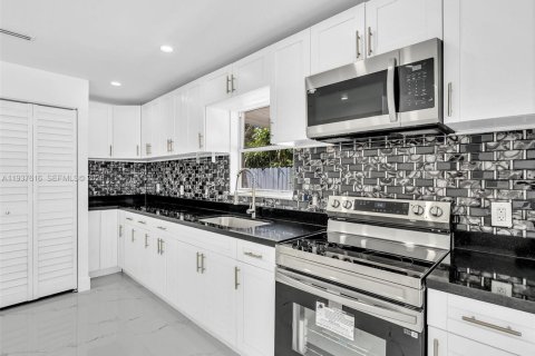 Villa ou maison à louer à Miami, Floride: 3 chambres, 144.37 m2 № 1995527 - photo 11