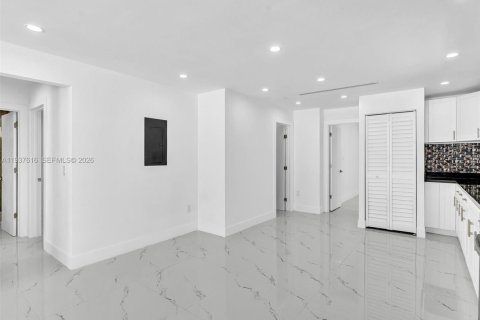 Villa ou maison à louer à Miami, Floride: 3 chambres, 144.37 m2 № 1995527 - photo 17