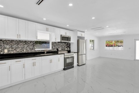 Villa ou maison à louer à Miami, Floride: 3 chambres, 144.37 m2 № 1995527 - photo 6