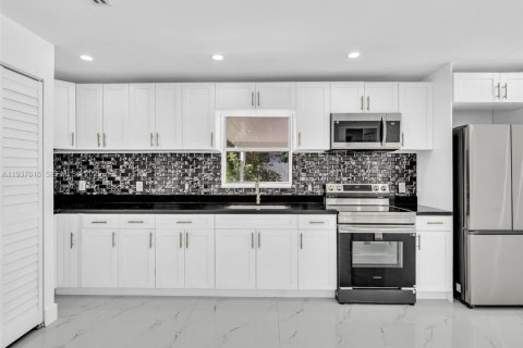 Villa ou maison à louer à Miami, Floride: 3 chambres, 144.37 m2 № 1995527 - photo 8