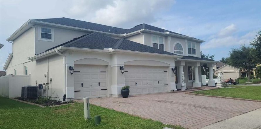 House in Kissimmee, Florida 7 bedrooms, 383.97 sq.m. № 2359379