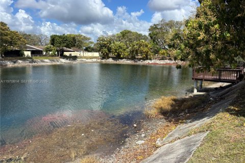 Снять в аренду таунхаус в Майами, Флорида 2 спальни, 86.4м2, № 2036401 - фото 4
