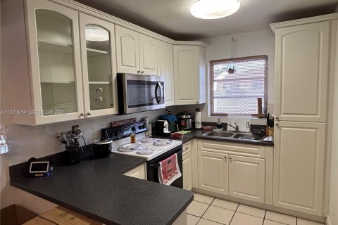 Снять в аренду таунхаус в Майами, Флорида 2 спальни, 86.4м2, № 2036401 - фото 9