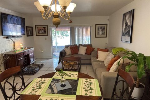 Снять в аренду таунхаус в Майами, Флорида 2 спальни, 86.4м2, № 2036401 - фото 10