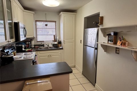 Снять в аренду таунхаус в Майами, Флорида 2 спальни, 86.4м2, № 2036401 - фото 7